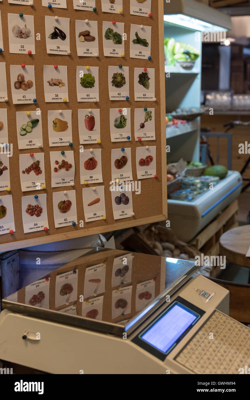 Artikelbild, Name und entsprechende Anzahl mit Schuppen. Bio-Produkte im Woki Bio Market Place Catalunya in Barcelona. Stockfoto