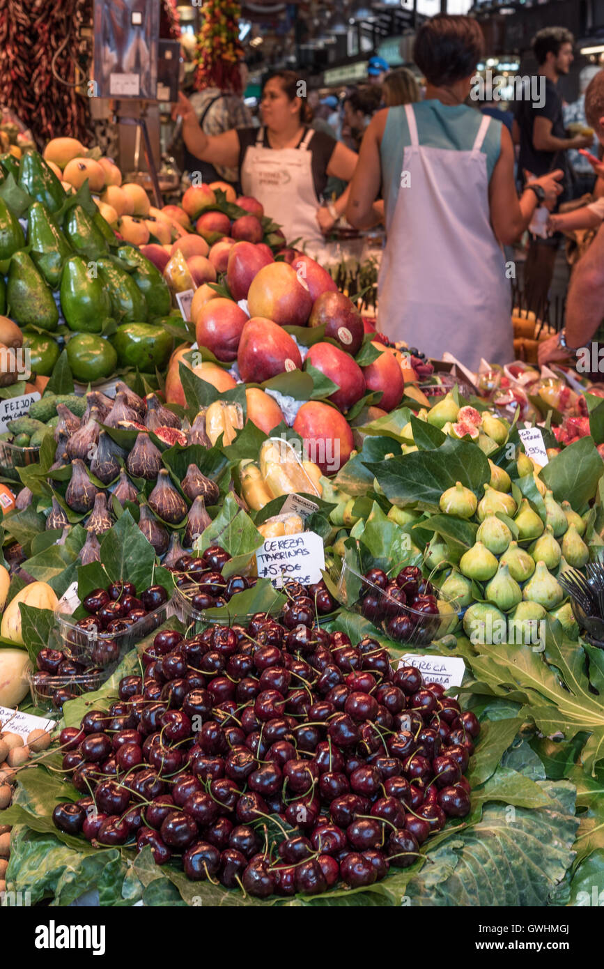 Ein Spaziergang rund um den Markt ist ein fest für alle Sinne. Frisches Obst zum Verkauf an der Mercado De La Boqueria, Barcelona. Stockfoto