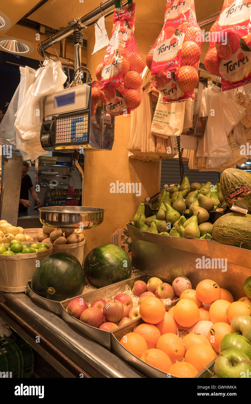 Ein Spaziergang rund um den Markt ist ein fest für alle Sinne. Frisches Obst zum Verkauf an der Mercado De La Boqueria, Barcelona. Stockfoto