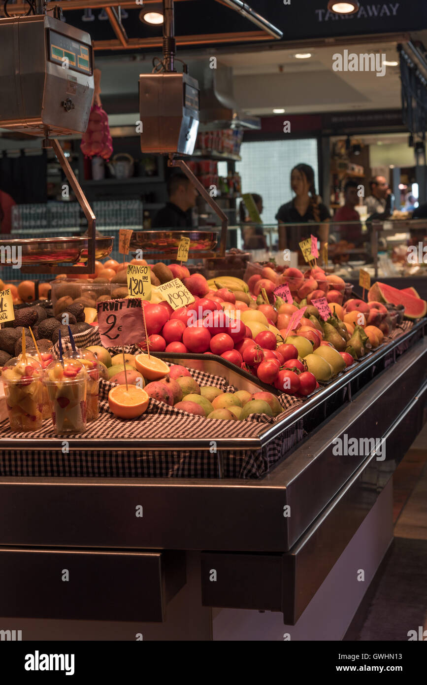 Ein Spaziergang rund um den Markt ist ein fest für alle Sinne. Frische Früchte zum Verkauf an der Mercado De La Boqueria, Barcelona. Stockfoto