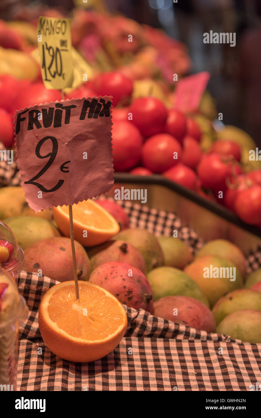 Ein Spaziergang rund um den Markt ist ein fest für alle Sinne. Freshfruit Produkte zum Verkauf an der Mercado De La Boqueria, Barcelona. Stockfoto