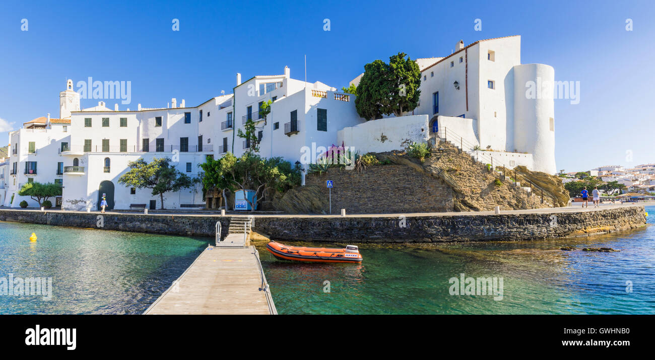Weiß getünchten Dorf Cadaqués und Überrest Burg um die Punta des Baluard mit Blick auf Cadaques Bucht, Katalonien, Spanien Stockfoto