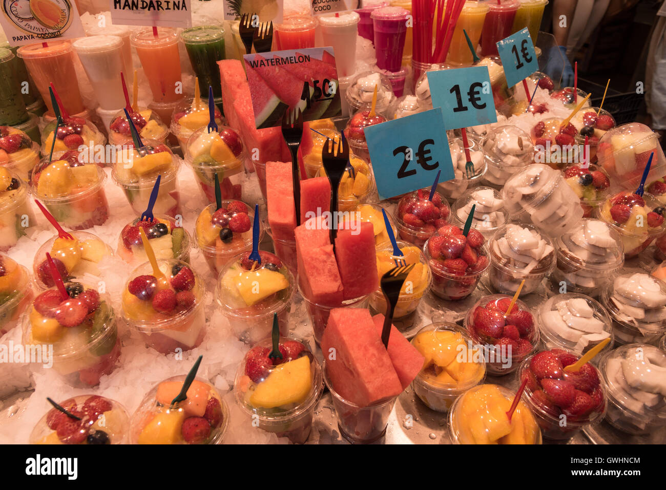 Ein Spaziergang rund um den Markt ist ein fest für alle Sinne. Frische Früchte zum Verkauf an der Mercado De La Boqueria, Barcelona. Stockfoto