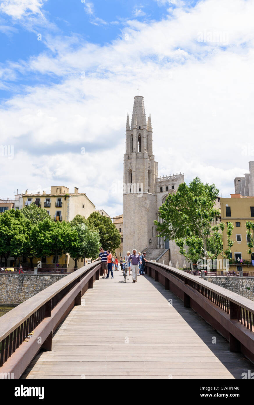 Menschen, überqueren die Fußgängerzone nur Pont de Sant Feliu übersehen von Basílica de Sant Feliu, Girona, Katalonien, Spanien Stockfoto