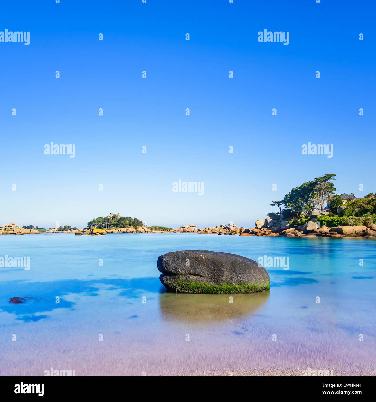 Ploumanach, Rock und Bucht Strand morgen. Rosa Granit Küste, Perros Guirec, Bretagne, Frankreich. Langzeitbelichtung. Stockfoto