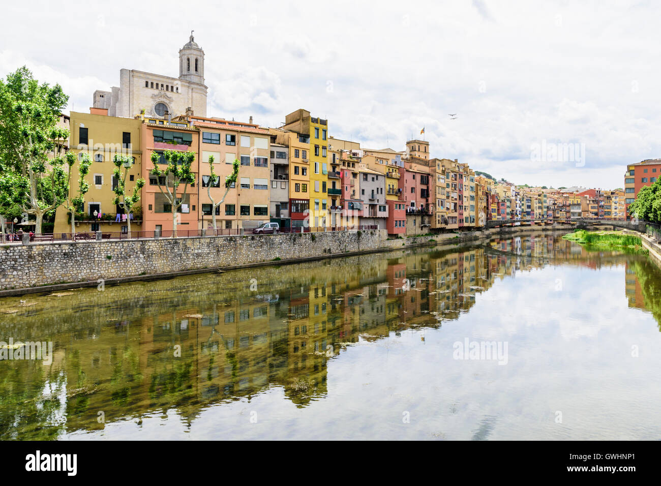 Bunte Häuser am Ufer Fluss Onyar in der alten Stadt Girona, Katalonien, Spanien Stockfoto