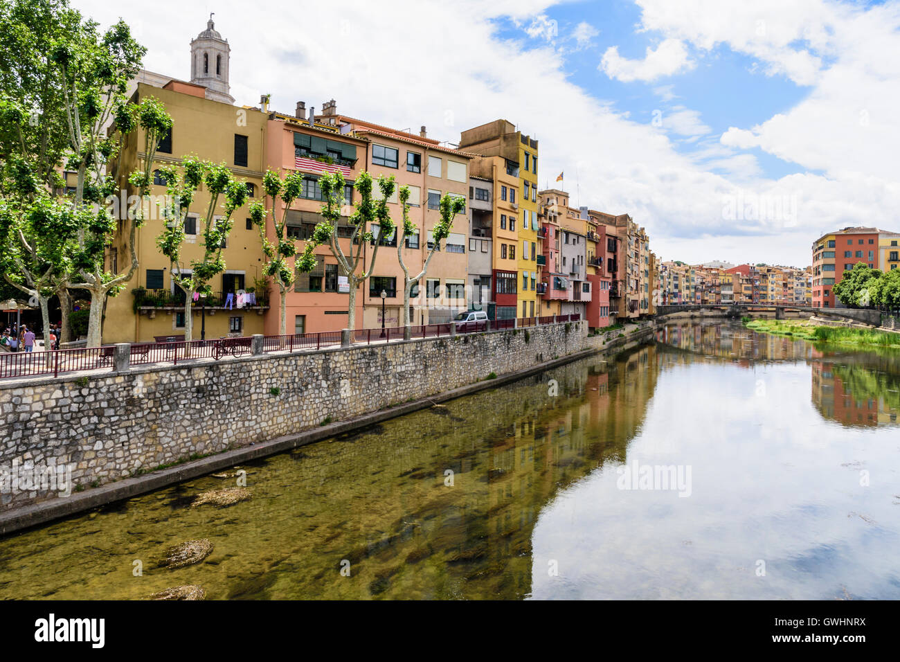 Bunte Häuser am Ufer Fluss Onyar in der alten Stadt Girona, Katalonien, Spanien Stockfoto