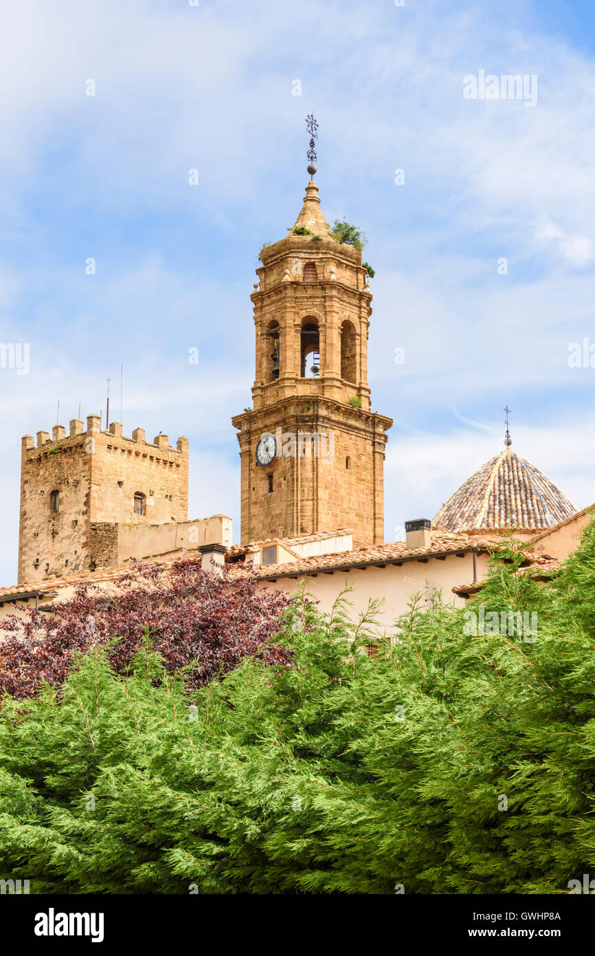 Glockenturm der Kirche der Läuterung und Nublos Tower, La Iglesuela del Cid, Teruel, Aragon, Spanien Stockfoto