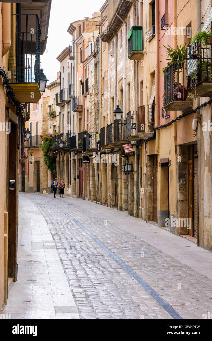 Alten gepflasterten Gassen des mittelalterlichen Mauern umgebene Stadt Montblanc, Tarragona, Katalonien, Spanien Stockfoto