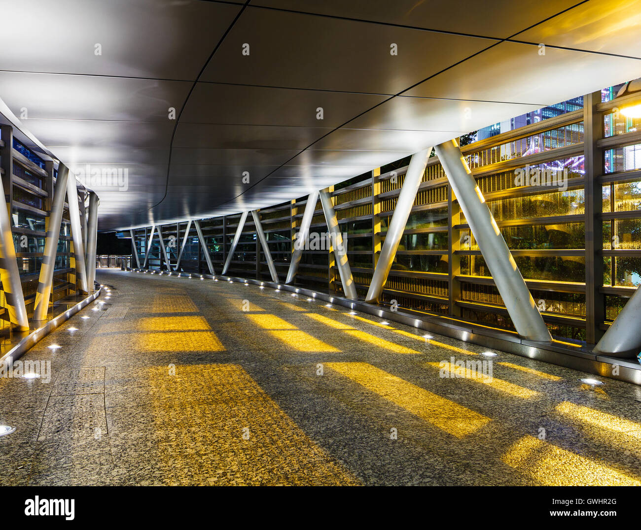 Leere moderne Fußgängerweg in der Nacht Stockfoto