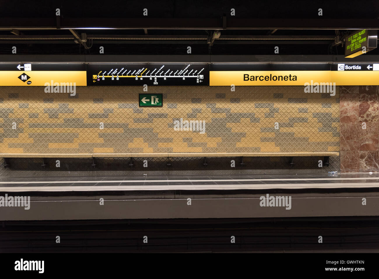 Das leere Innere Barceloneta u-Bahn-Station.  Linie L4 und gegenüberliegenden Plattform. Sauberen geraden und Symmetrie. Barcelona. Stockfoto