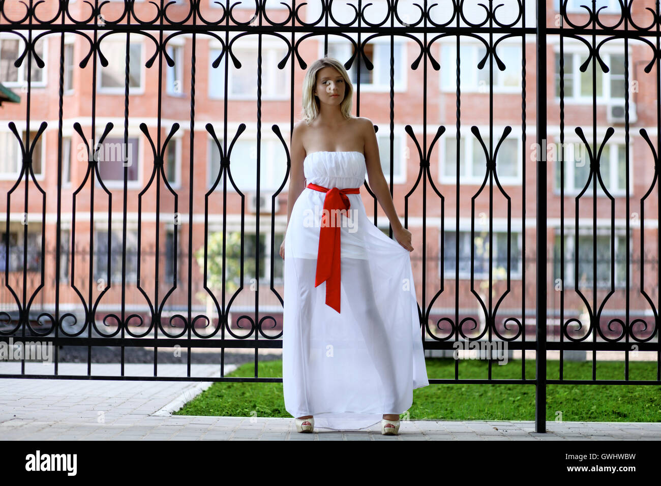 Dame im weißen Kleid im Sommer Straße Stockfoto