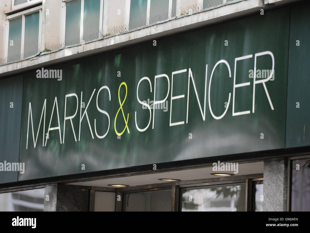 Swansea, Wales, Großbritannien. Alamy Stock. Marks & Spenser Zeichen auf einem UK High street Stockfoto