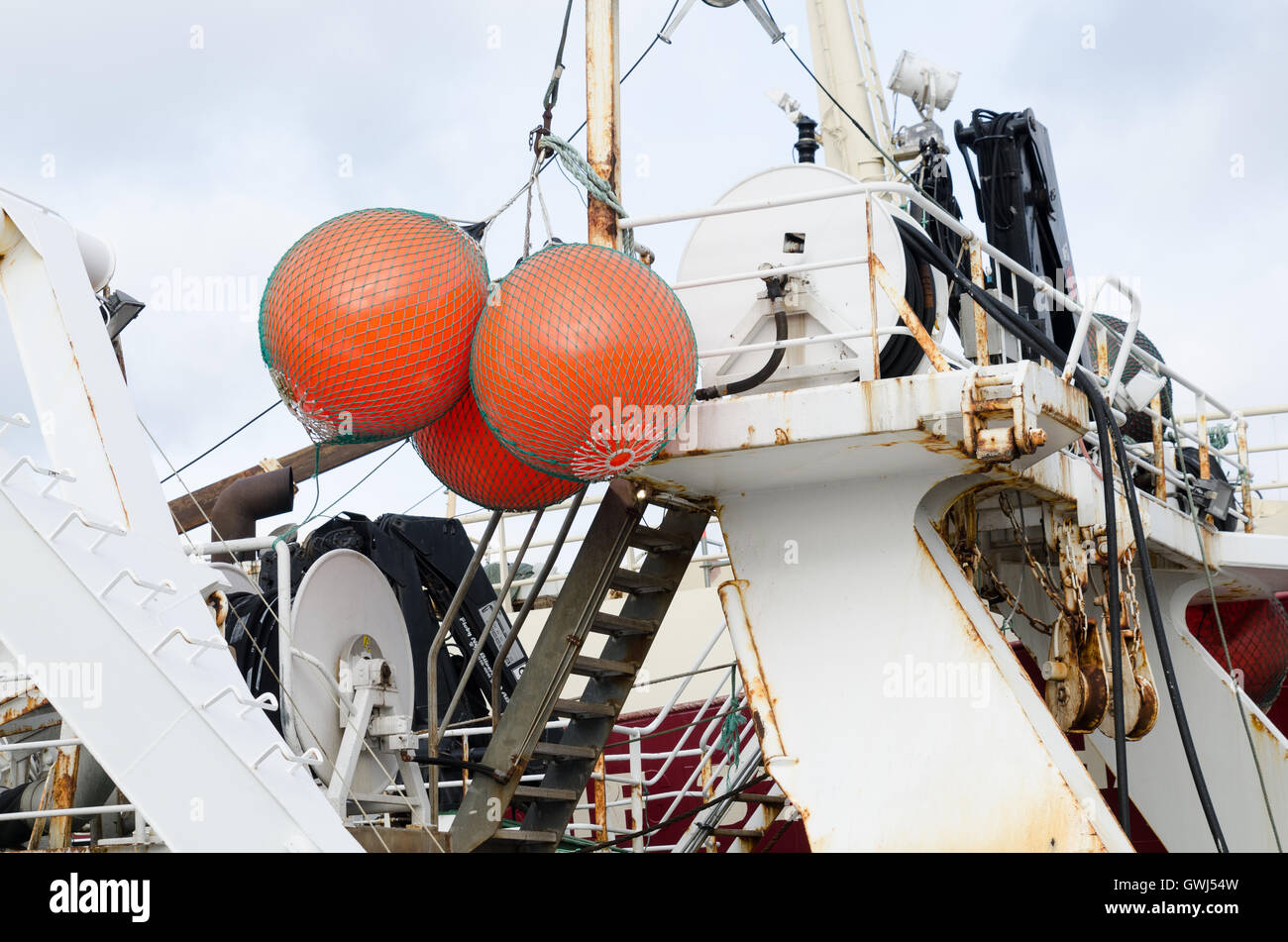 drei große Schwimmer auf großen Fishingboat Mark wo befindet sich das Netz im Meer Stockfoto