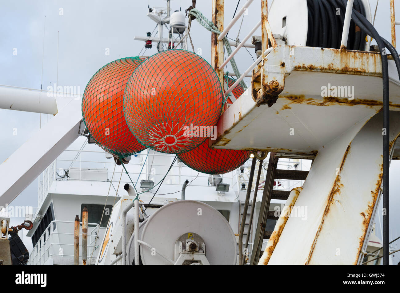 drei große Schwimmer auf großen Fishingboat Mark wo befindet sich das Netz im Meer Stockfoto