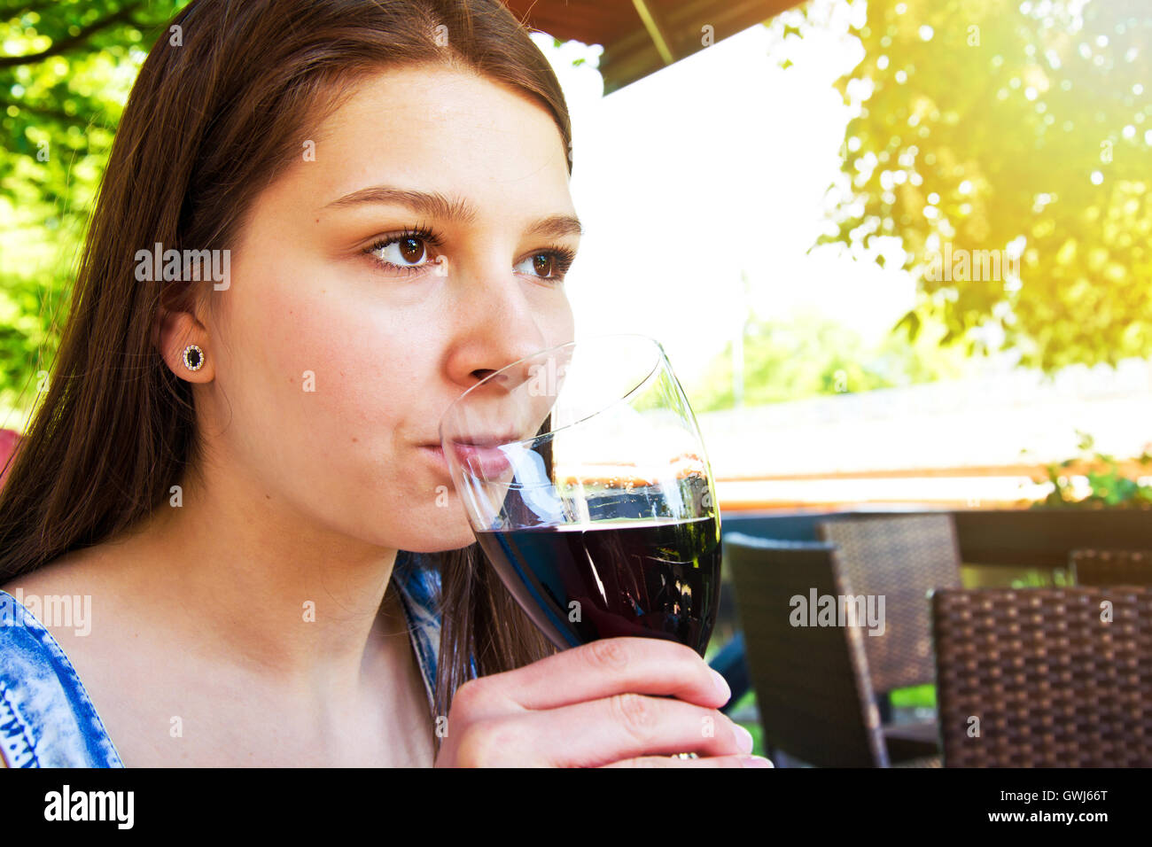 Junge attraktive Frauen trinken Glas Rotwein im Restaurant. Stockfoto