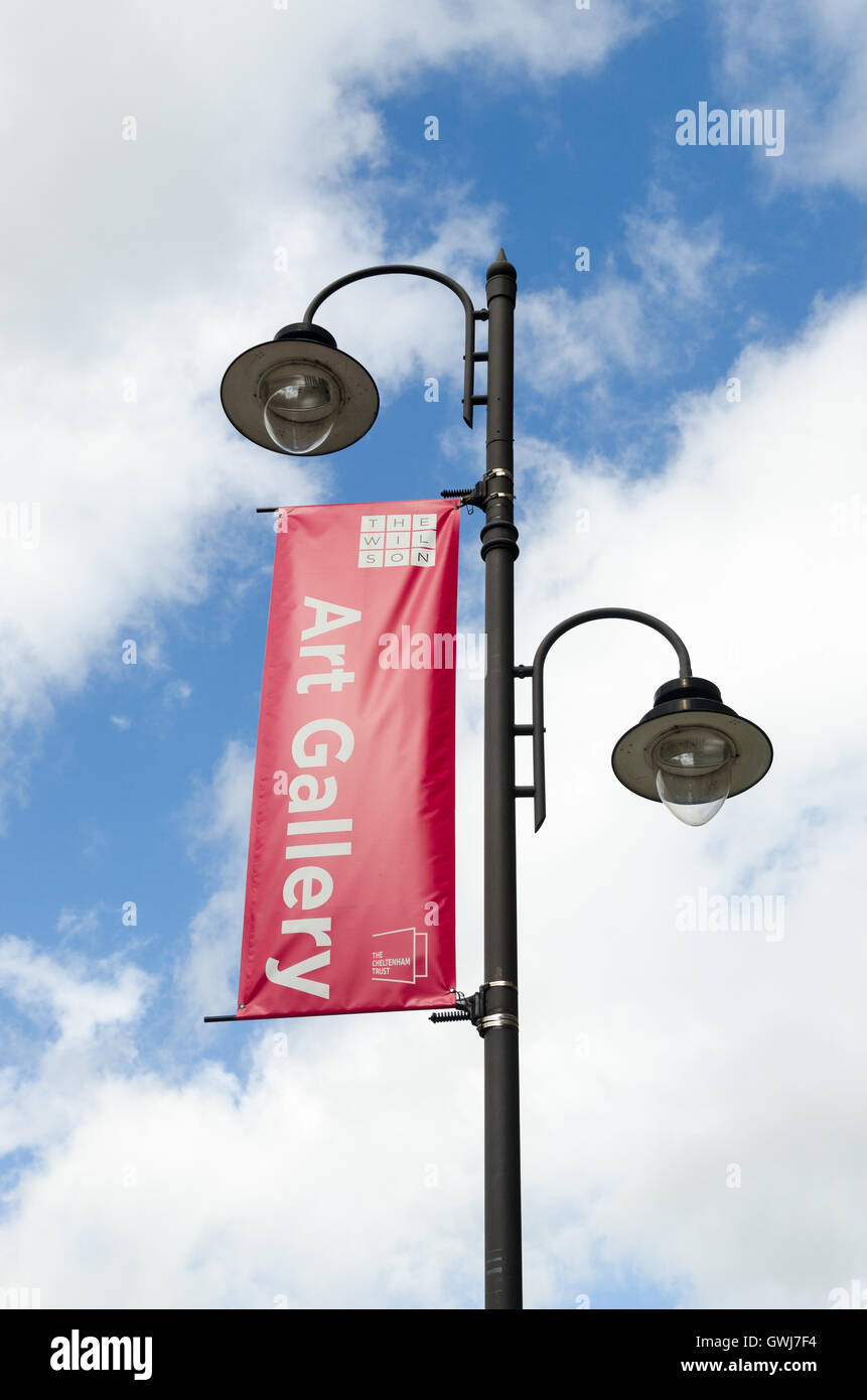 Hängende Banner-Werbung der Wilson Art Gallery in Cheltenham Stockfoto