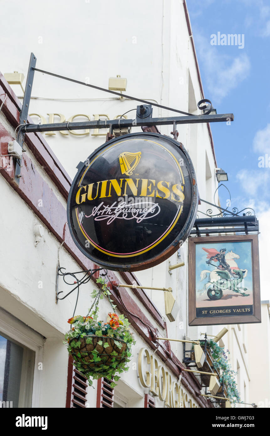 Guinness-Schild hängen außerhalb der St Georges Vaults Pub in Cheltenham Stockfoto