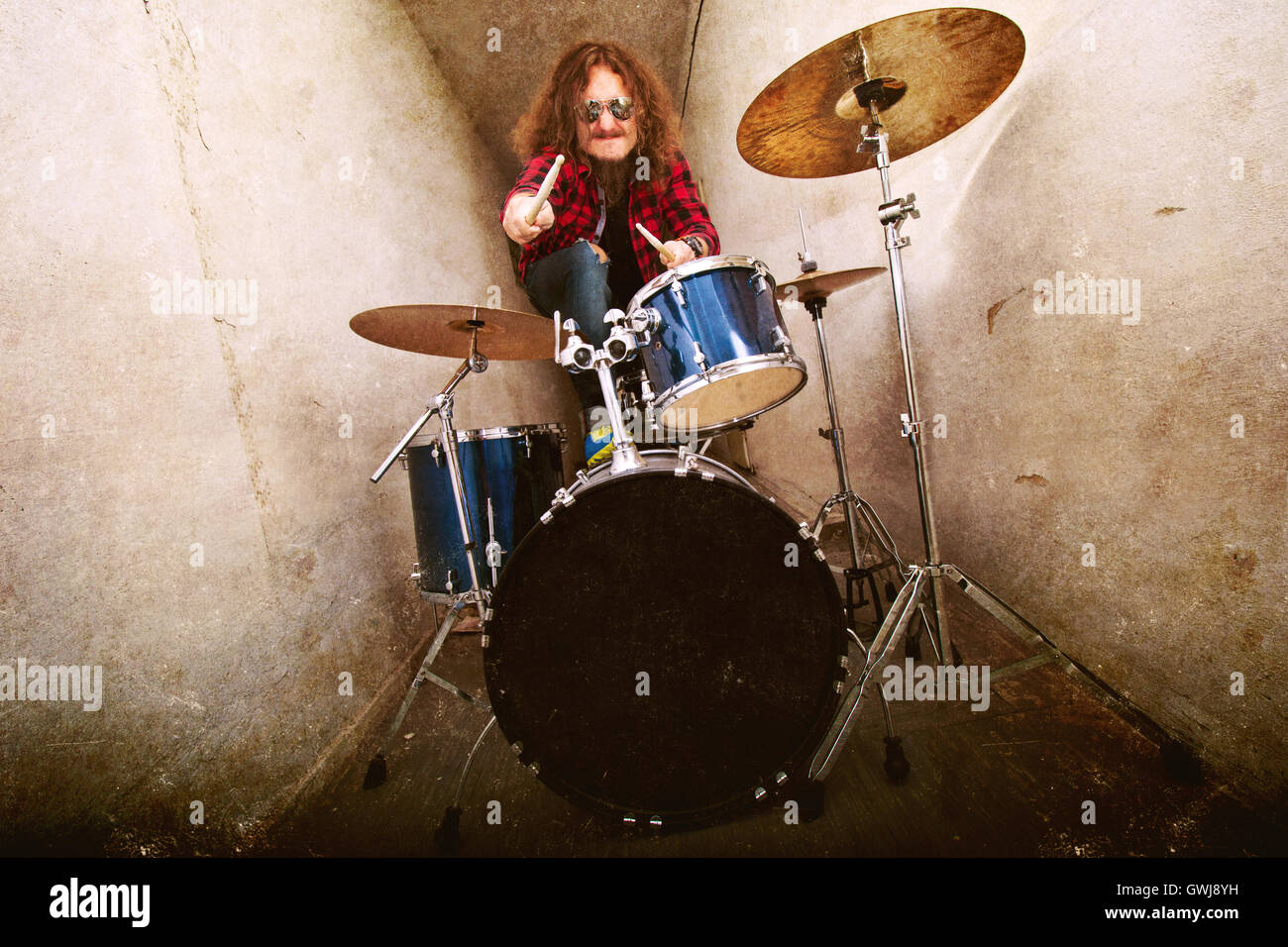 Konzeptbild Trommeln. Rock-Drummer Drumsticks halten und am Schlagzeug zu  spielen. Retro Vintage Grunge Bild Stockfotografie - Alamy