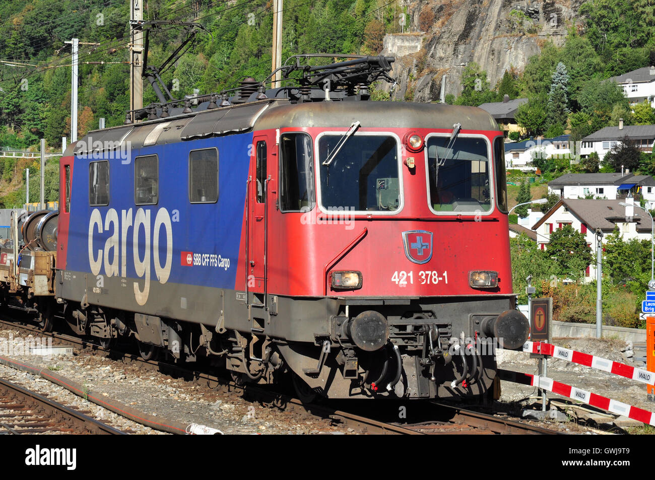 Re 4/4 trainieren keine 421 378-1-Ansätze mit einer Fracht am Bahnhof Brig, Wallis, Schweiz Stockfoto