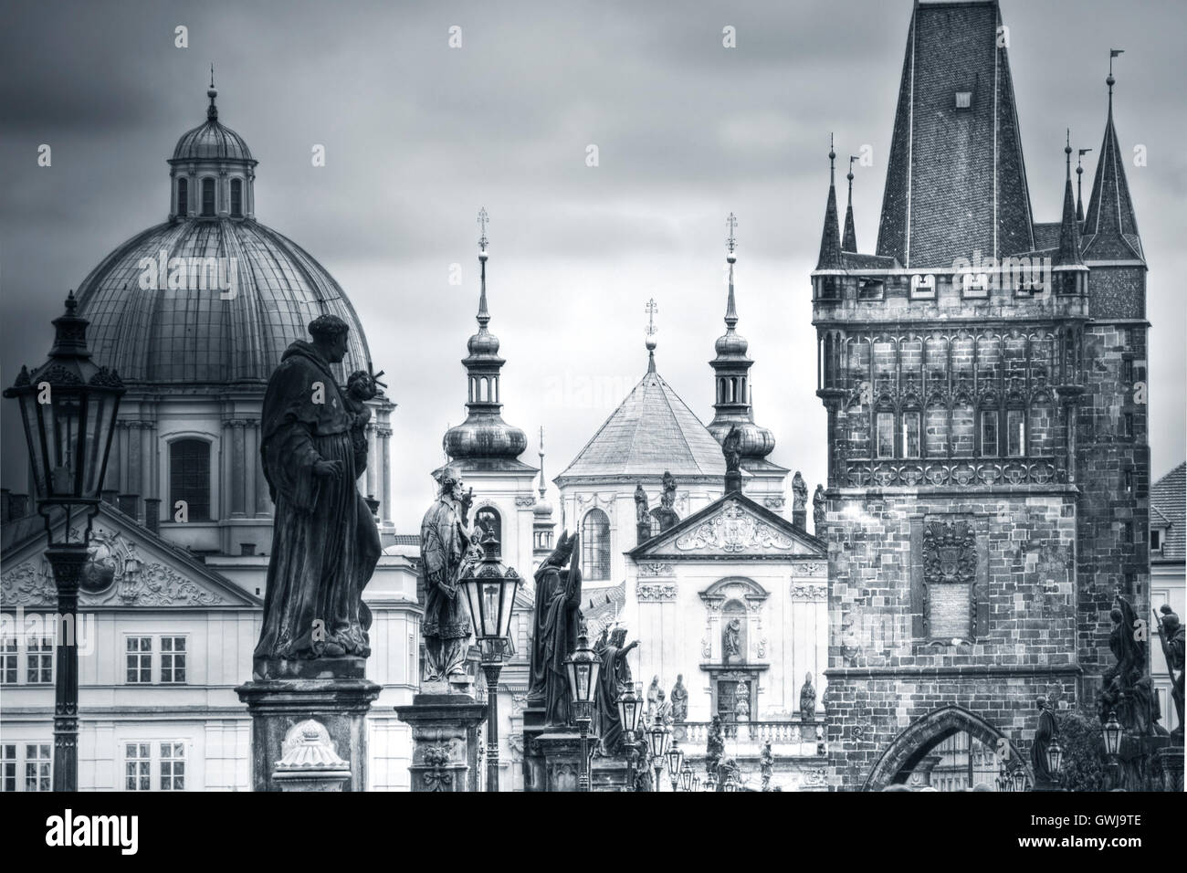 Blick auf die Karlsbrücke und Denkmäler in Prag, Europa. Schwarzen & weißes Bild. Stockfoto