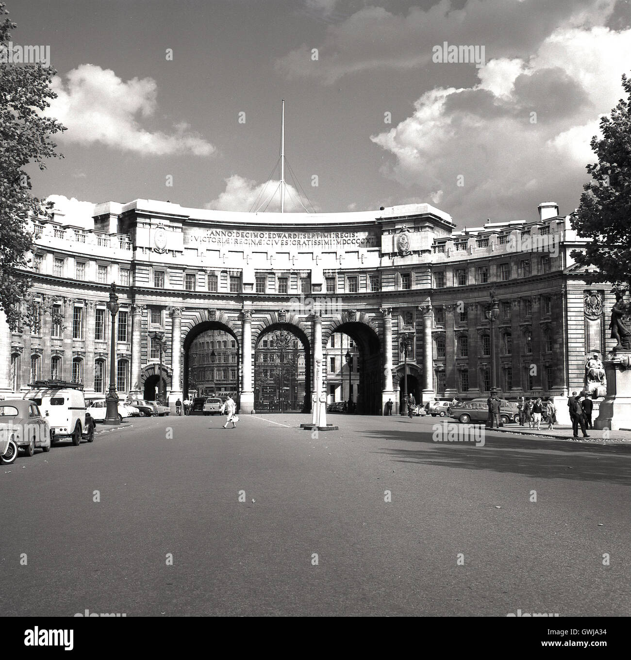 London, 1950er Jahre. Eine Ansicht der Admiralty Arch von The Mall. Erbaut im Jahre 1912 zum Gedenken an Königin Victoria. Stockfoto