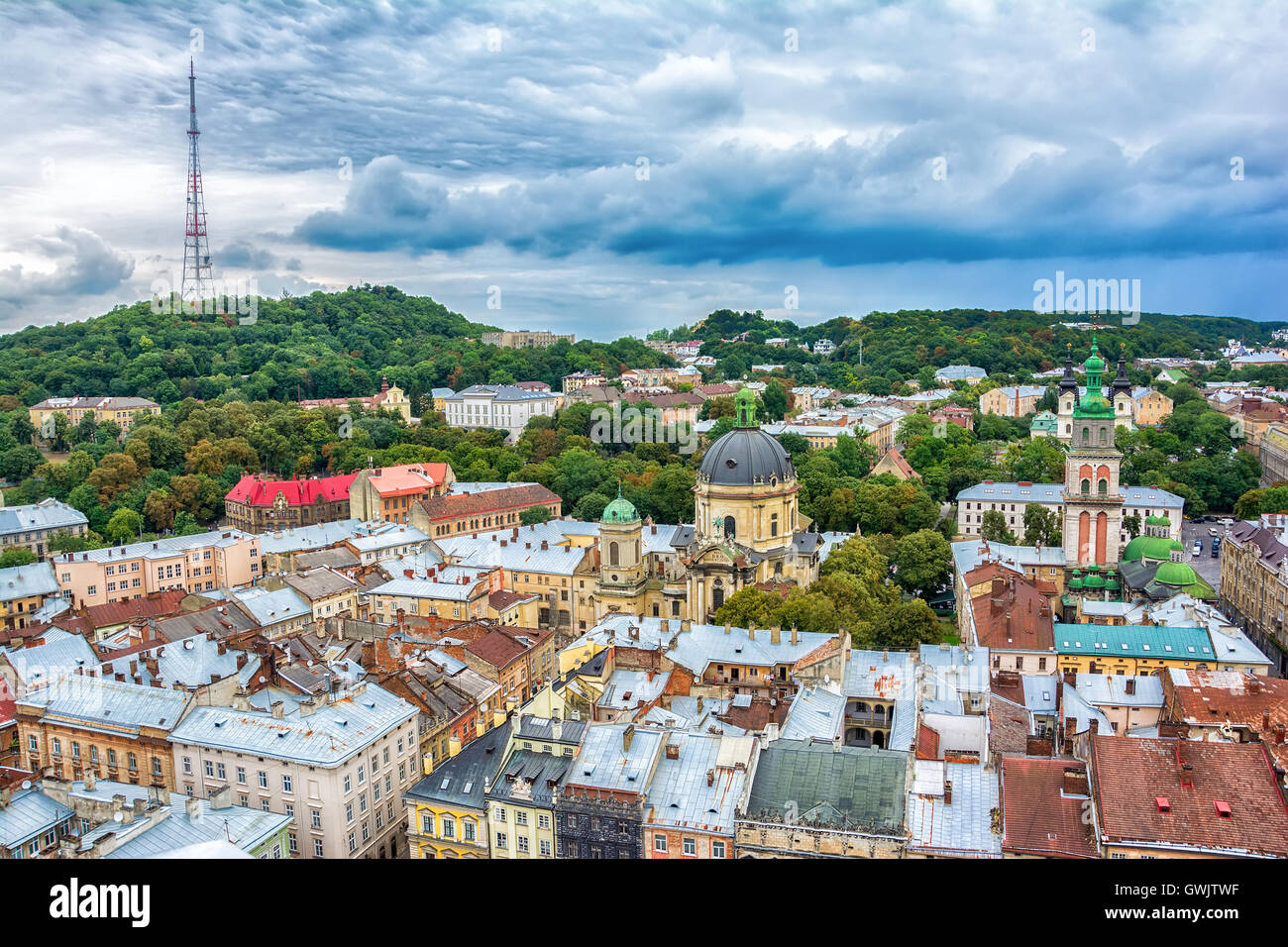 Lviv, Ukraine alten Stadt Vintage getönten Draufsicht Panorama mit Häuser Dächer. Hochschloss Park, Dominikanerkirche, Korniakt Turm, Stockfoto