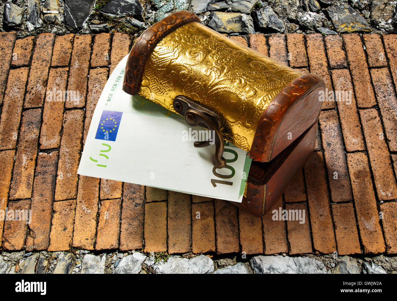 Schatztruhe mit 100-Euro-banknote Stockfoto