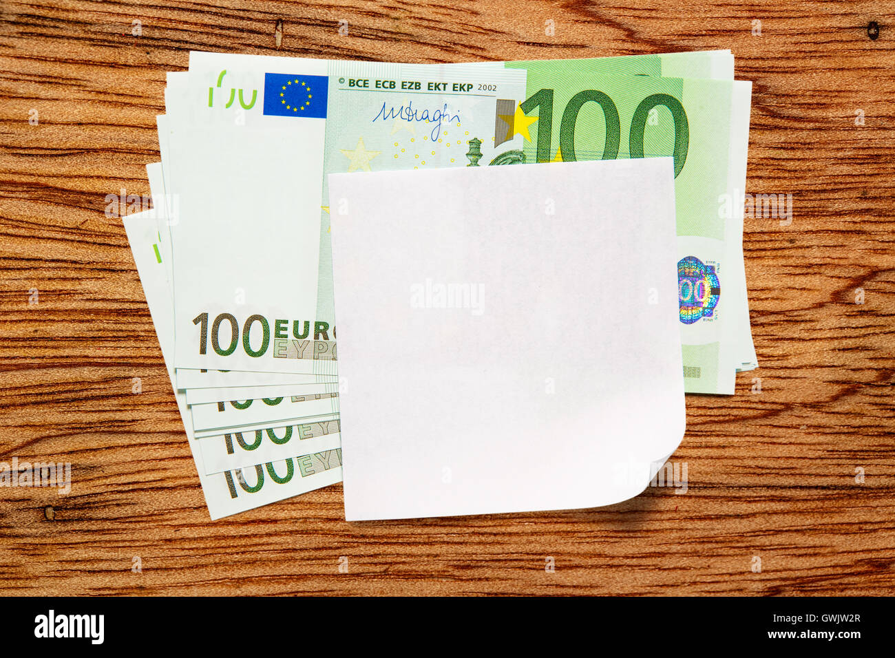 100 Euro-Banknoten und weißes Papier Stockfoto