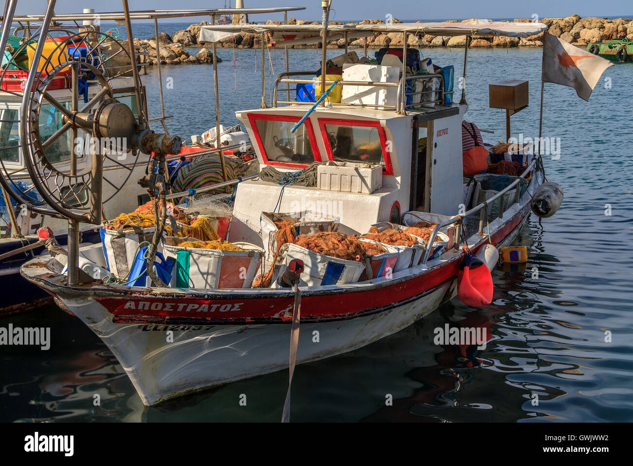 Angelboot/Fischerboot beladen mit Netzen Coral Bay Zypern Stockfoto