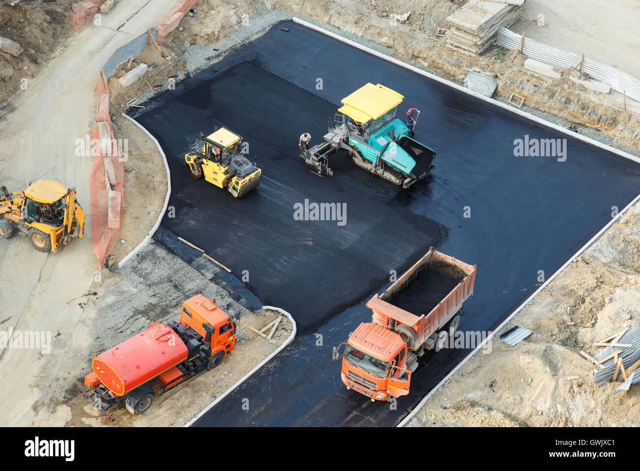 Arbeiter bauen Straße mit Asphalt Ansicht von oben Stockfoto