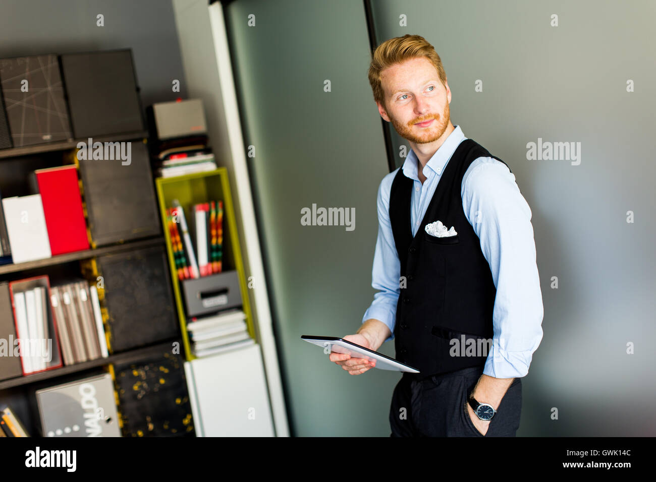 Blick auf den Geschäftsmann mit einem Tablet-PC im Büro Stockfoto