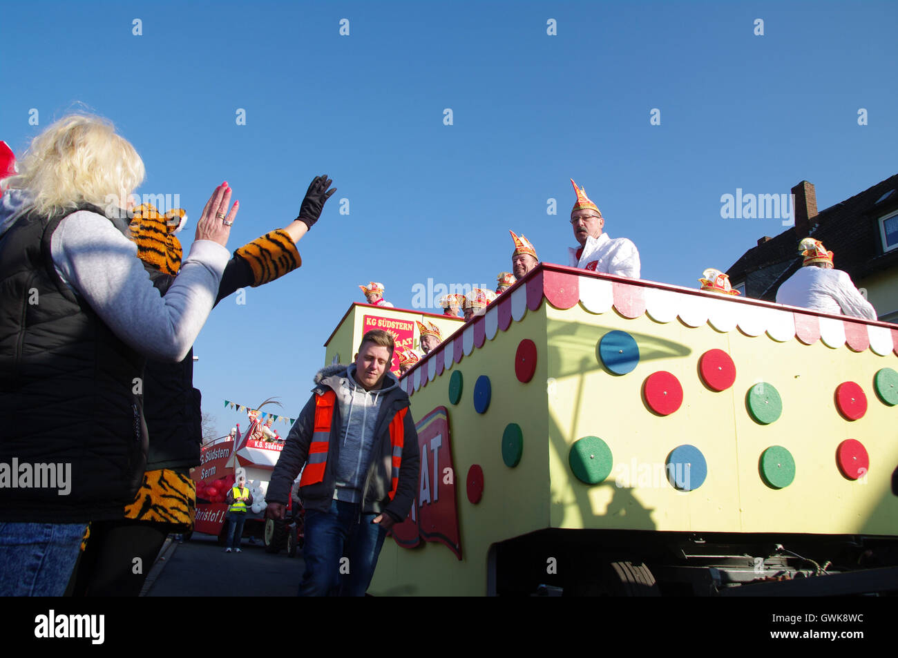 Straße, Freunde, Stadt, Spaß, Wohnwagen, Musik, Show, Menschen, Spaziergang, Kirmes, Zirkus, Tradition, Genuss, Gruppe, bunt, festival Stockfoto