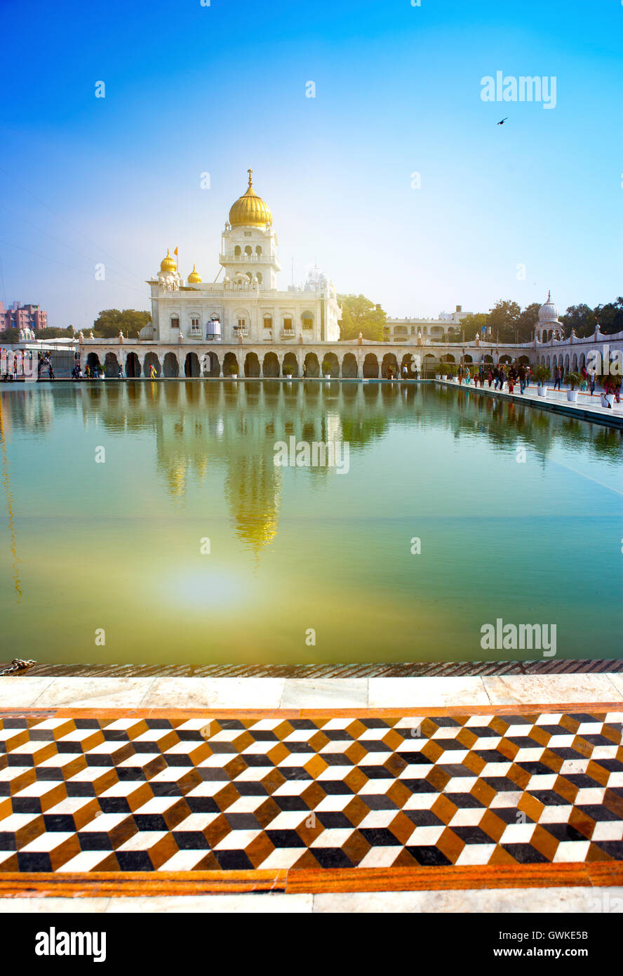 Der Tempel der Sikh-Religion (1783 Jahr) am Ufer des Heiligen Reservoir, Indien, Delhi Stockfoto