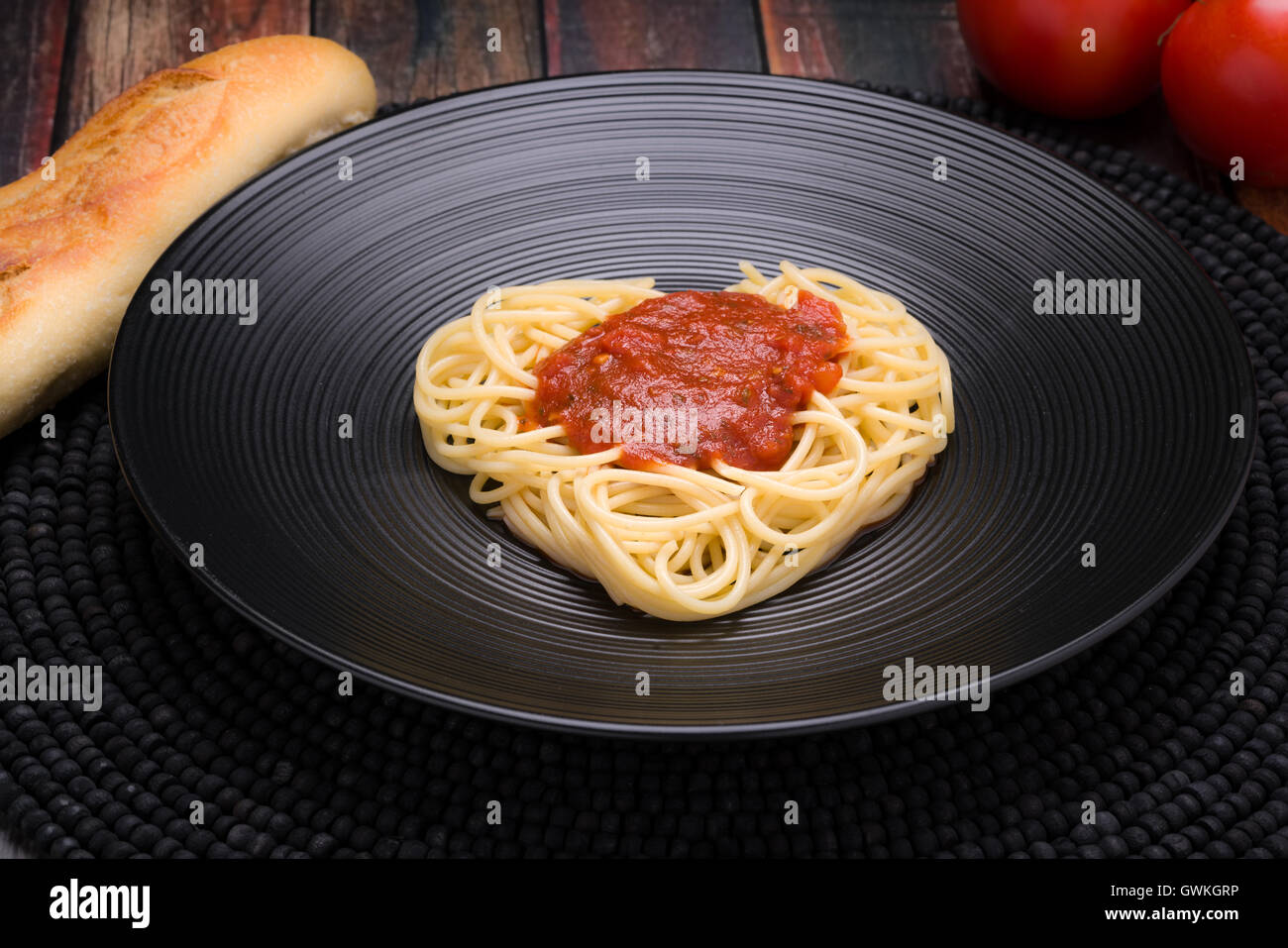 Ich liebe Nudeln, Spaghetti-Herz mit Marinara auf einer schwarzen Schale Stockfoto