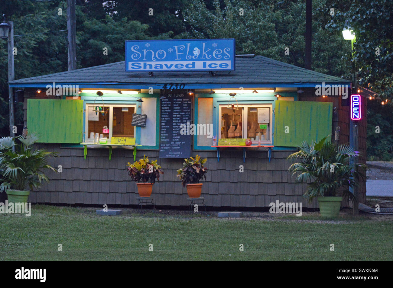 Ein am Straßenrand Sno Kegel stehen in der Abenddämmerung in Pasadena, Anne Arundel County, Maryland, USA. Funktionen, die gewürzt rasiert Eis. Stockfoto