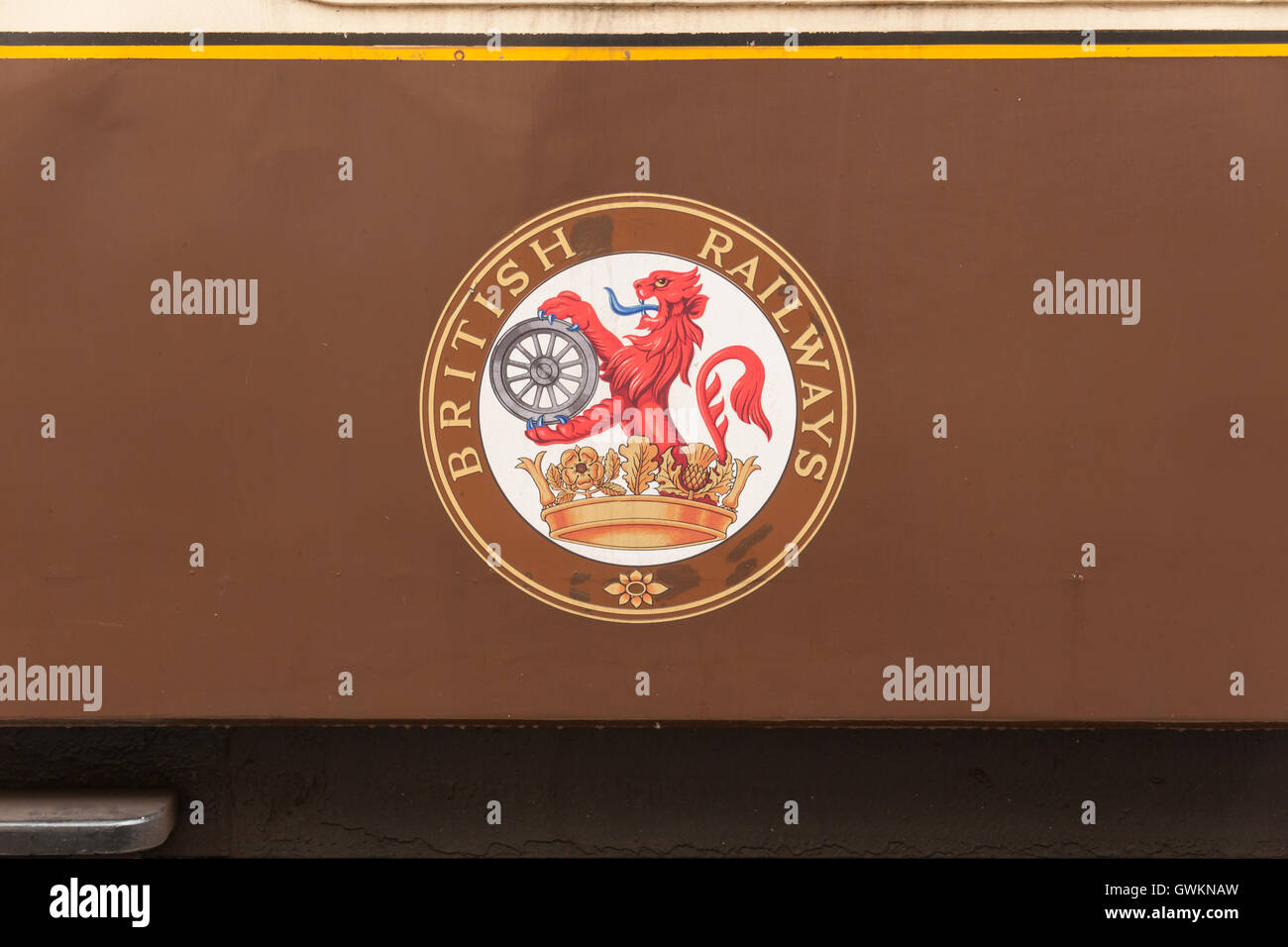 Wappen der inzwischen verwahrlosten British Railways (BR) auf einem alten Eisenbahnwagen. BR lief 1947 und 1997 in öffentlichem Besitz Stockfoto