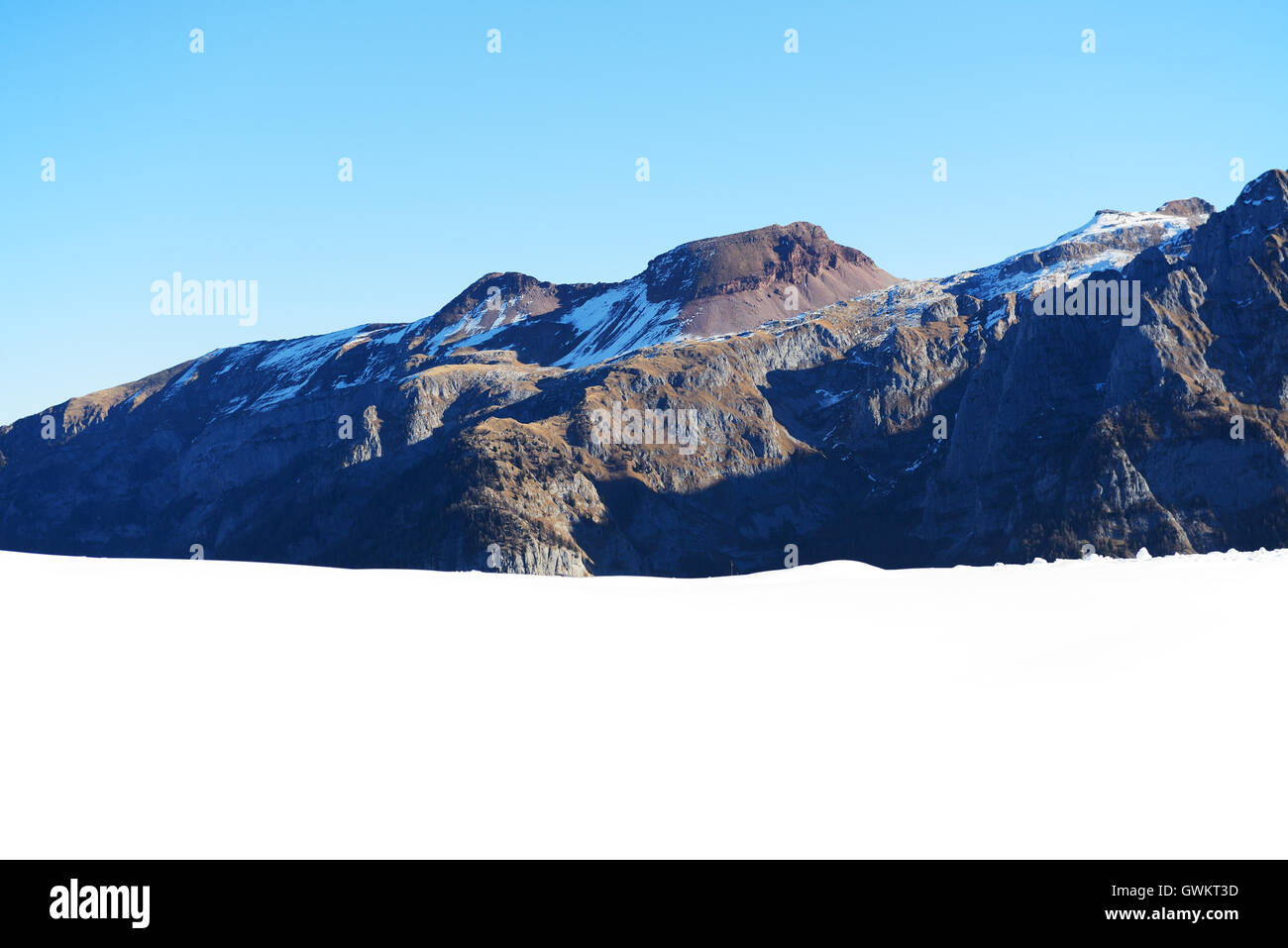 Die Aussicht auf Dolomiti Berge und Skipiste, Madonna di Campiglio, Italien Stockfoto