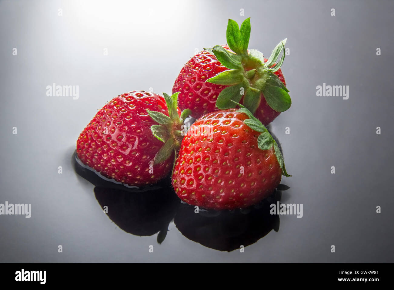 Erdbeeren auf dem Wasser Stockfoto