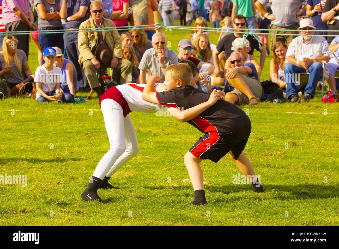 Jungen Cumberland Wrestling. Bellingham zeigen und Country-Festival, Bellingham, Northumberland, England, Vereinigtes Königreich. Stockfoto