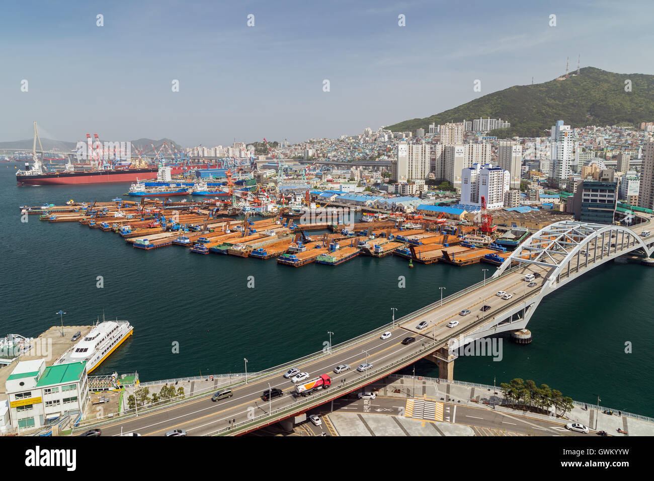 Blick auf die Stadt und Lastkähne und Fracht Schiffe in einem geschäftigen Hafen oben in Busan, Südkorea. Stockfoto