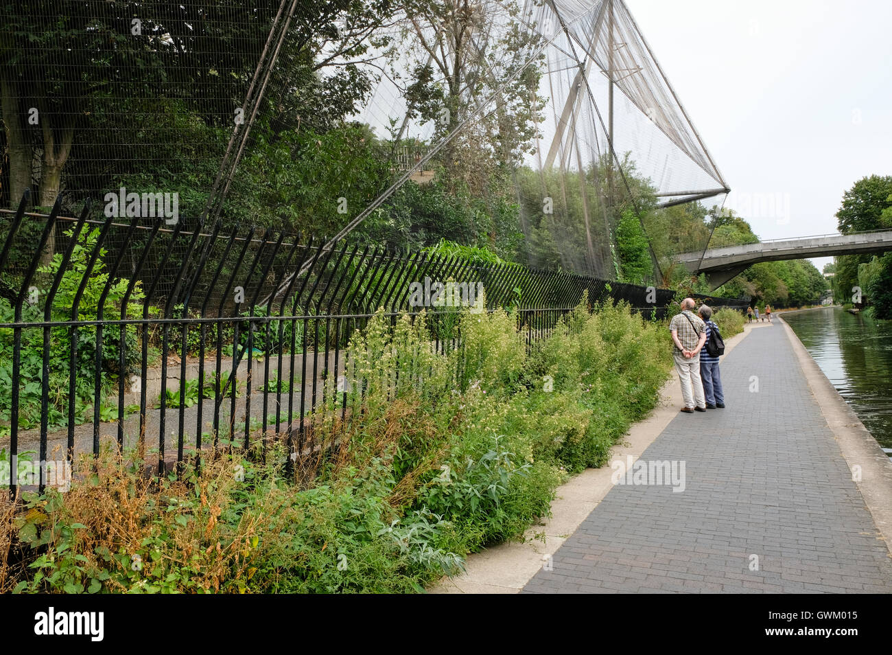 Das Regent's Canal London, ursprünglich gebaut und für den gewerblichen Verkehr eingesetzt ist jetzt Teil der Erholungsgebiete in der Hauptstadt. Snowdon Aviary London Zoo Stockfoto