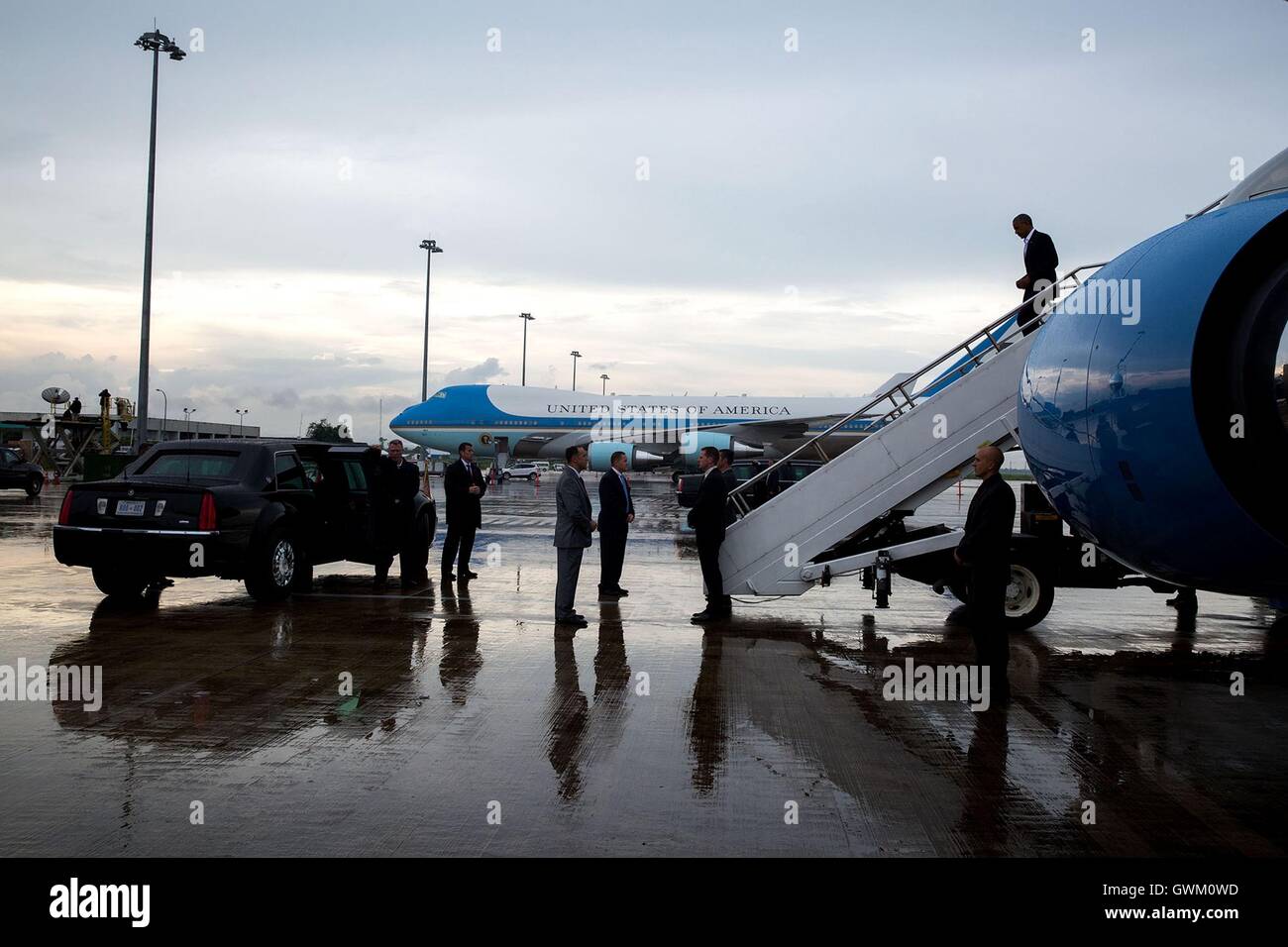 US-Präsident Barack Obama steigt Air Force One nach seiner Rückkehr nach Vientiane, Laos von seinem Besuch in Luang Prabang. Obama ist in Laos für den ASEAN-Gipfel. Stockfoto