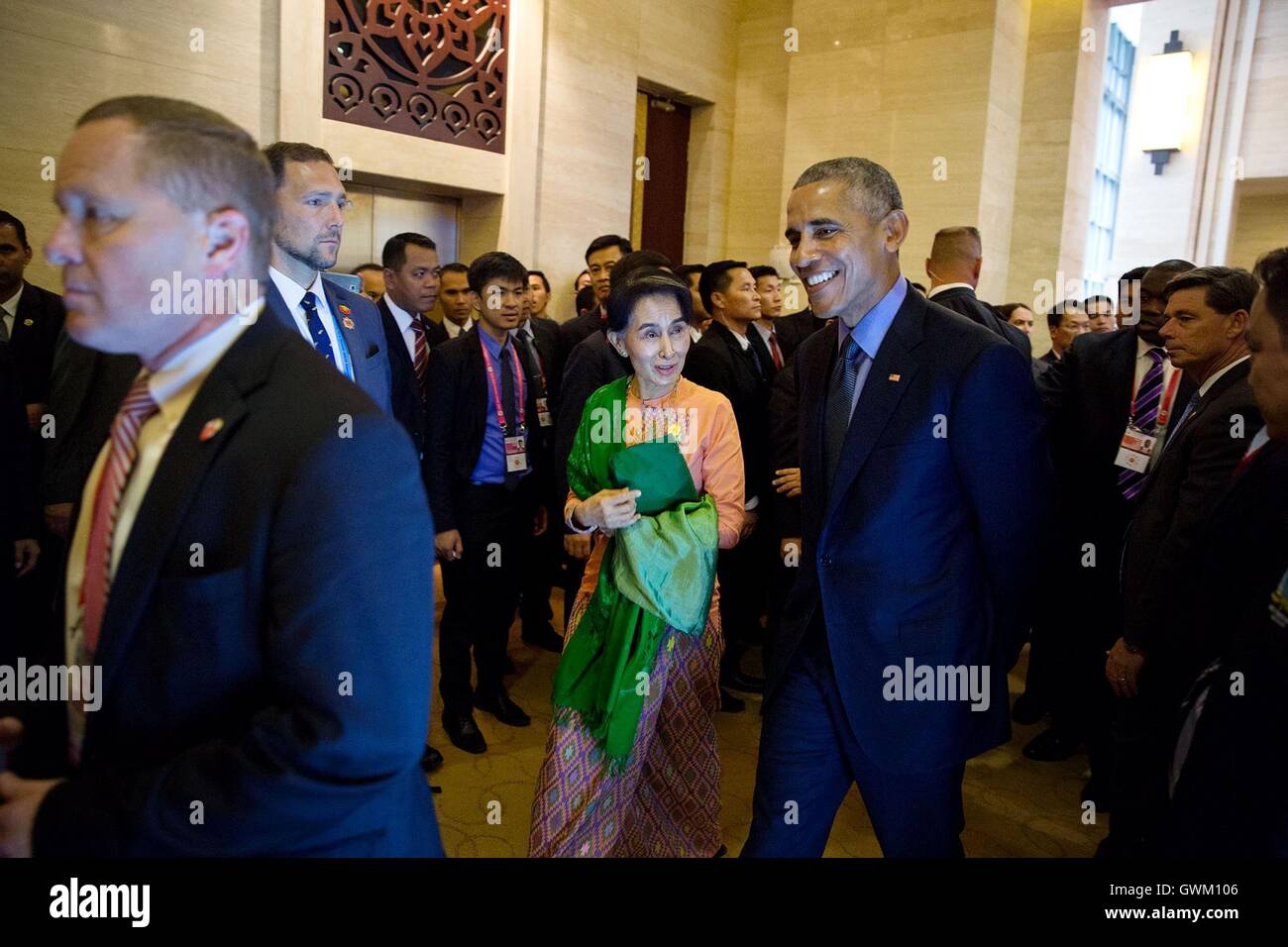 US-Präsident Barack Obama geht mit Aung San Suu Kyi, Minister für auswärtige Angelegenheiten der Republik der Union von Myanmar im National Convention Center 8. September 2016 in Vientiane, Laos. Obama ist in Laos für den ASEAN-Gipfel. Stockfoto