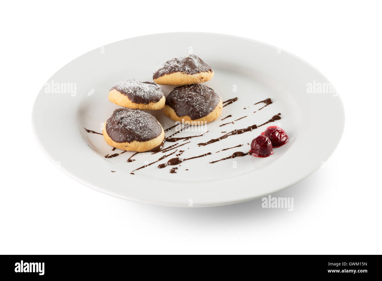 Brötchen mit Schokoladenglasur auf weißen Teller auf dem weißen Hintergrund isoliert. Stockfoto