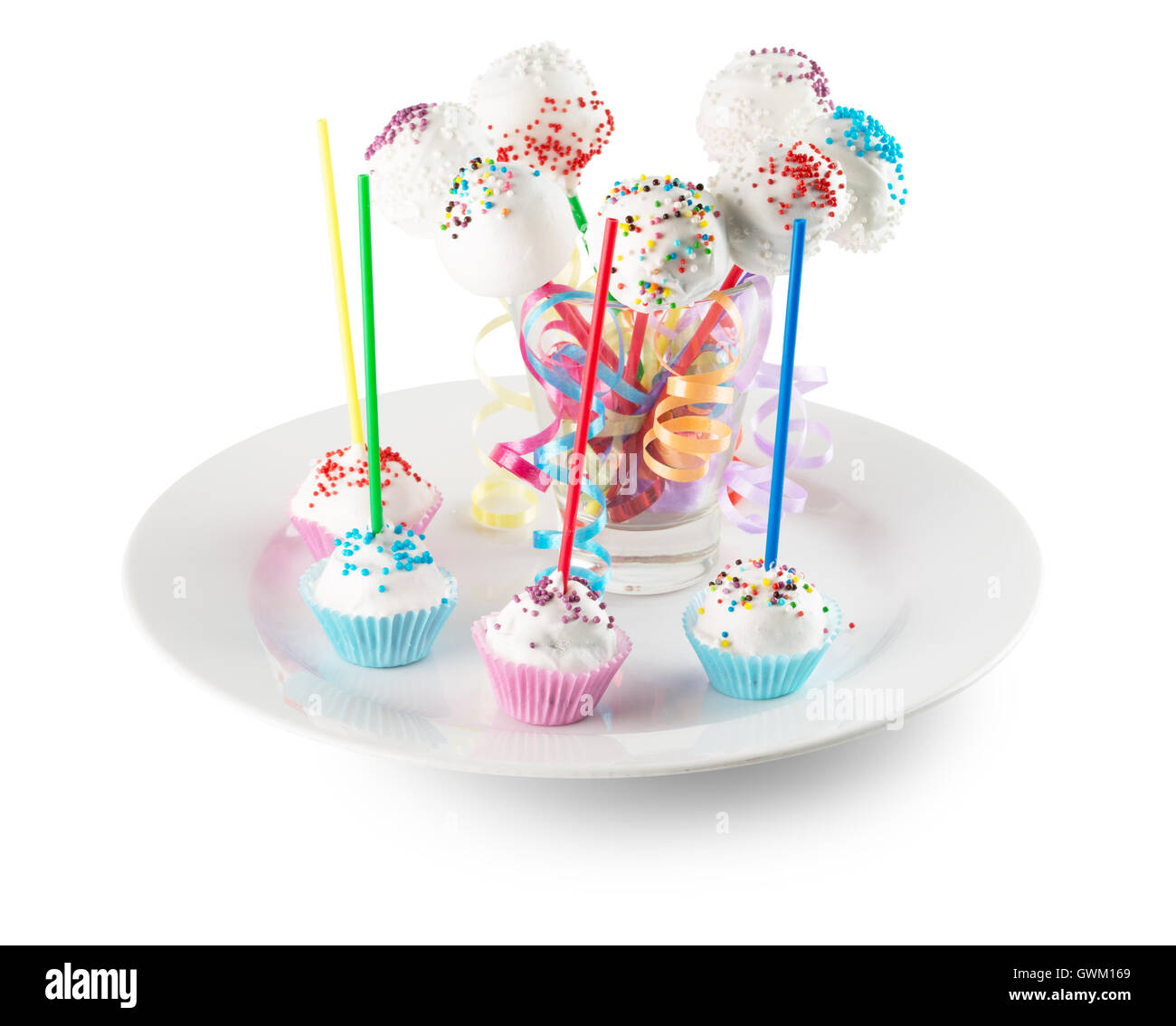 Pop-Bonbons auf weißen Teller auf dem weißen Hintergrund isoliert. Stockfoto