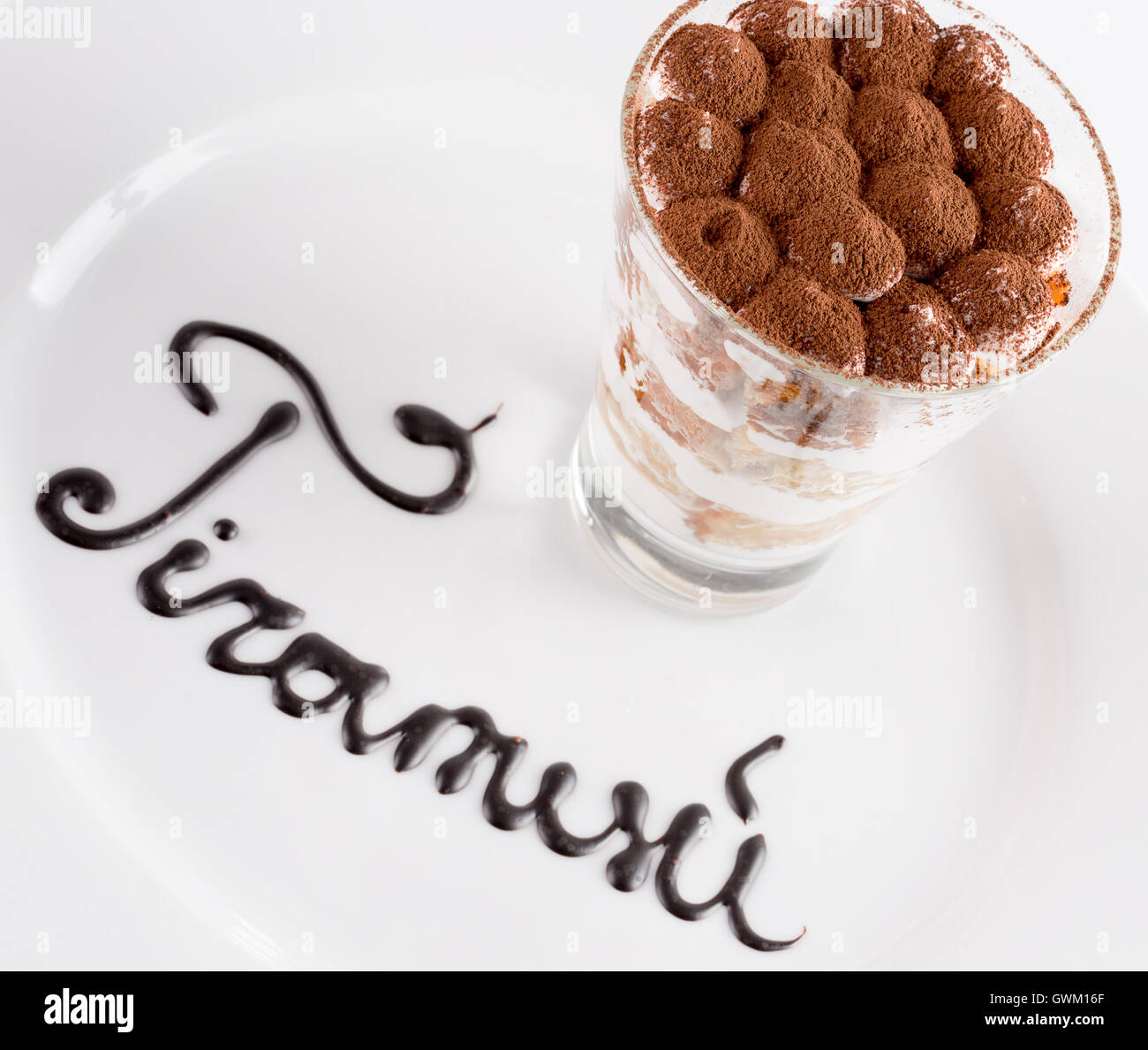 Tiramisu im Glas auf dem weißen Hintergrund isoliert. Stockfoto