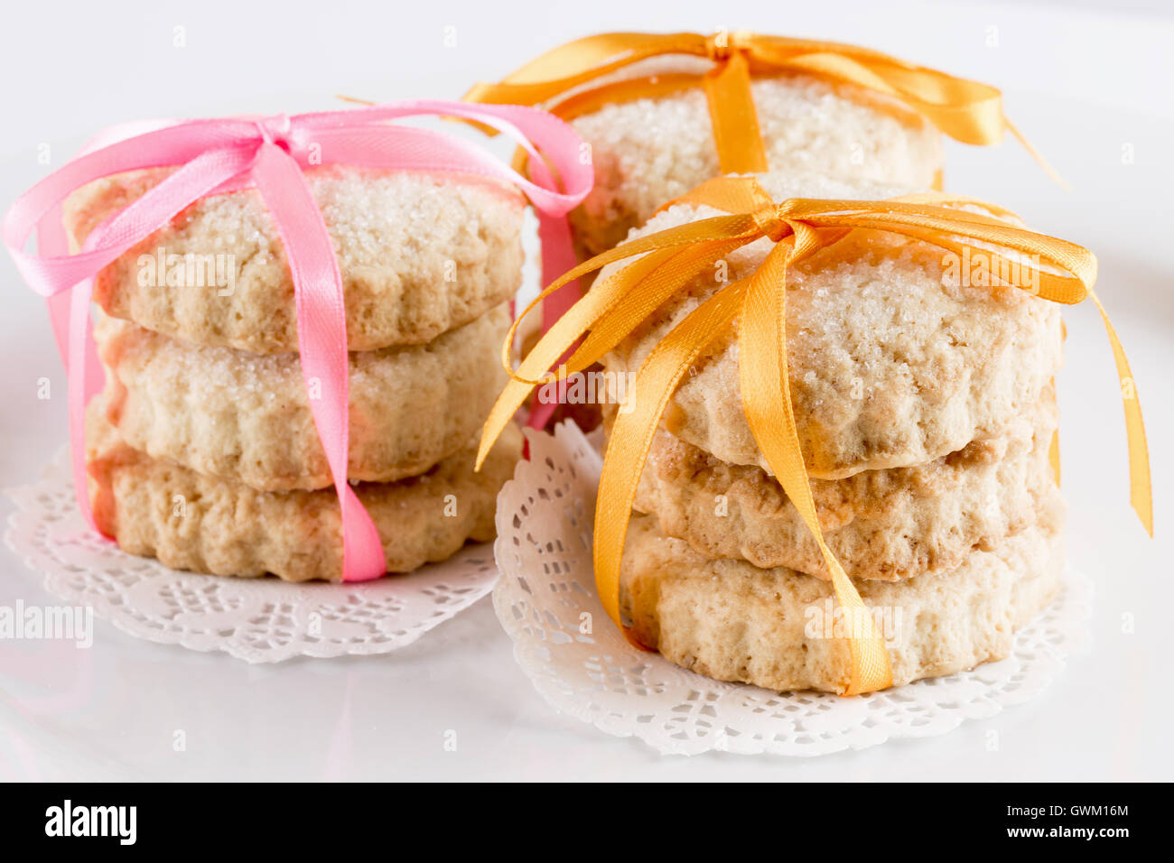 handgemachte Cookies auf weißen Teller. Stockfoto