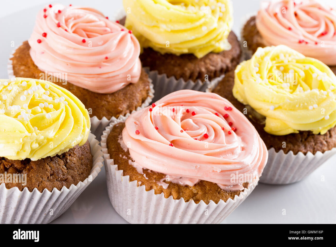 Cupcakes mit Cream auf dem weißen Hintergrund isoliert. Stockfoto