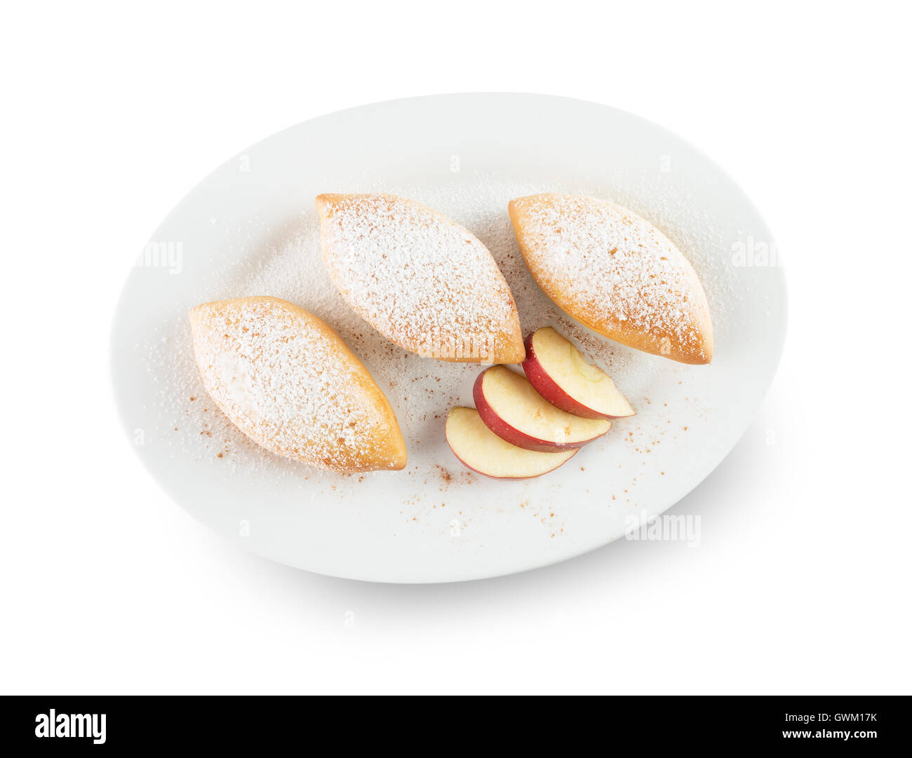 Pastetchen mit Äpfeln auf weißen Teller auf dem weißen Hintergrund isoliert. Stockfoto